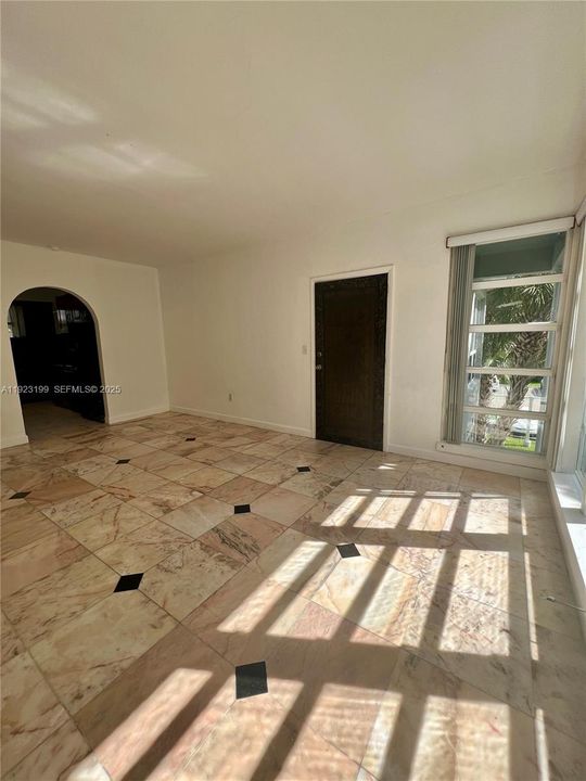 Под контрактом: $2,000 (2 спален, 1 ванн, 755 Квадратных фут)