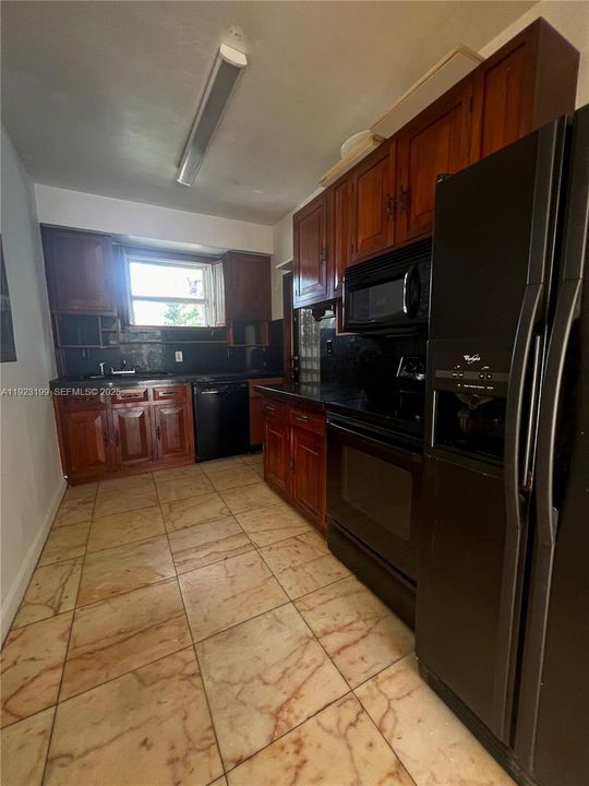 Под контрактом: $2,000 (2 спален, 1 ванн, 755 Квадратных фут)