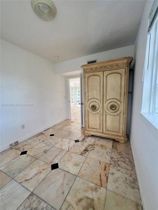 Под контрактом: $2,000 (2 спален, 1 ванн, 755 Квадратных фут)