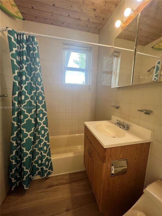 Под контрактом: $2,000 (2 спален, 1 ванн, 755 Квадратных фут)