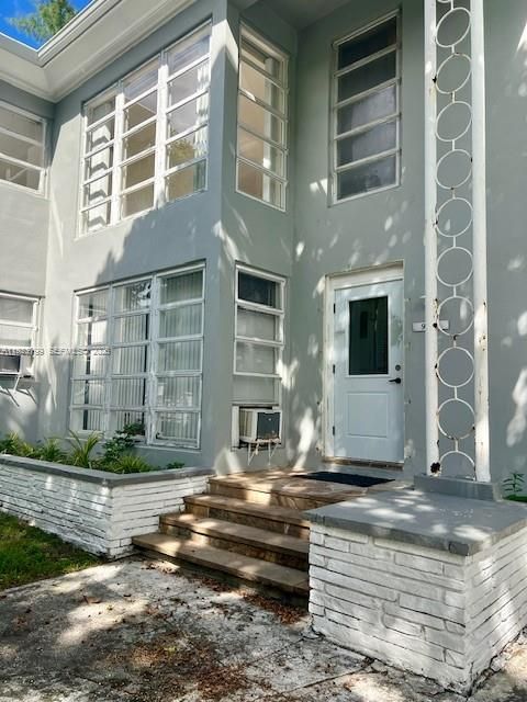 Под контрактом: $2,000 (2 спален, 1 ванн, 755 Квадратных фут)