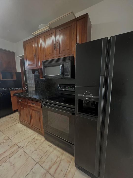 Под контрактом: $2,000 (2 спален, 1 ванн, 755 Квадратных фут)