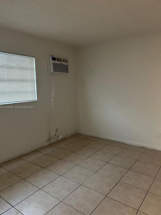 For Rent: $1,650 (2 beds, 1 baths, 1950 Square Feet)