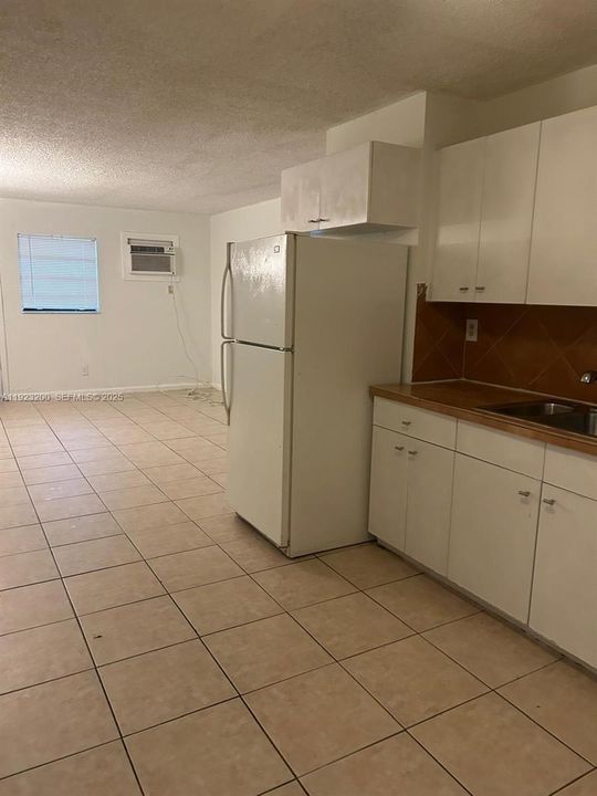 For Rent: $1,650 (2 beds, 1 baths, 1950 Square Feet)