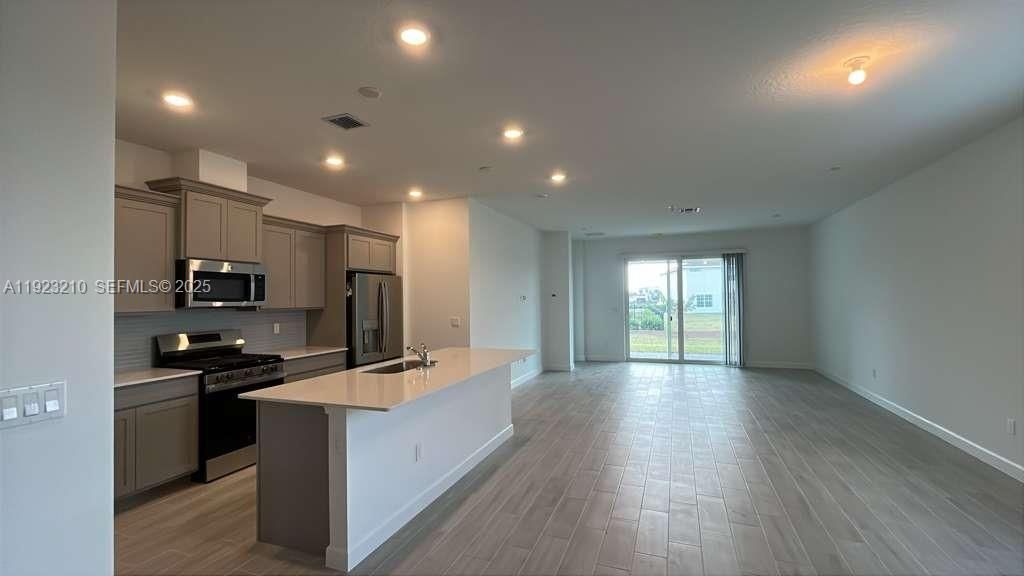 For Rent: $3,800 (3 beds, 2 baths, 1758 Square Feet)