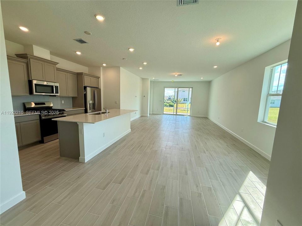 В аренду: $3,200 (3 спален, 2 ванн, 1758 Квадратных фут)