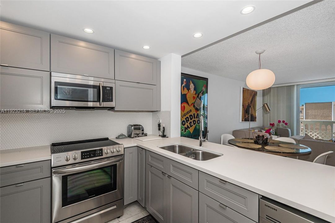 For Sale: $229,900 (1 beds, 1 baths, 847 Square Feet)