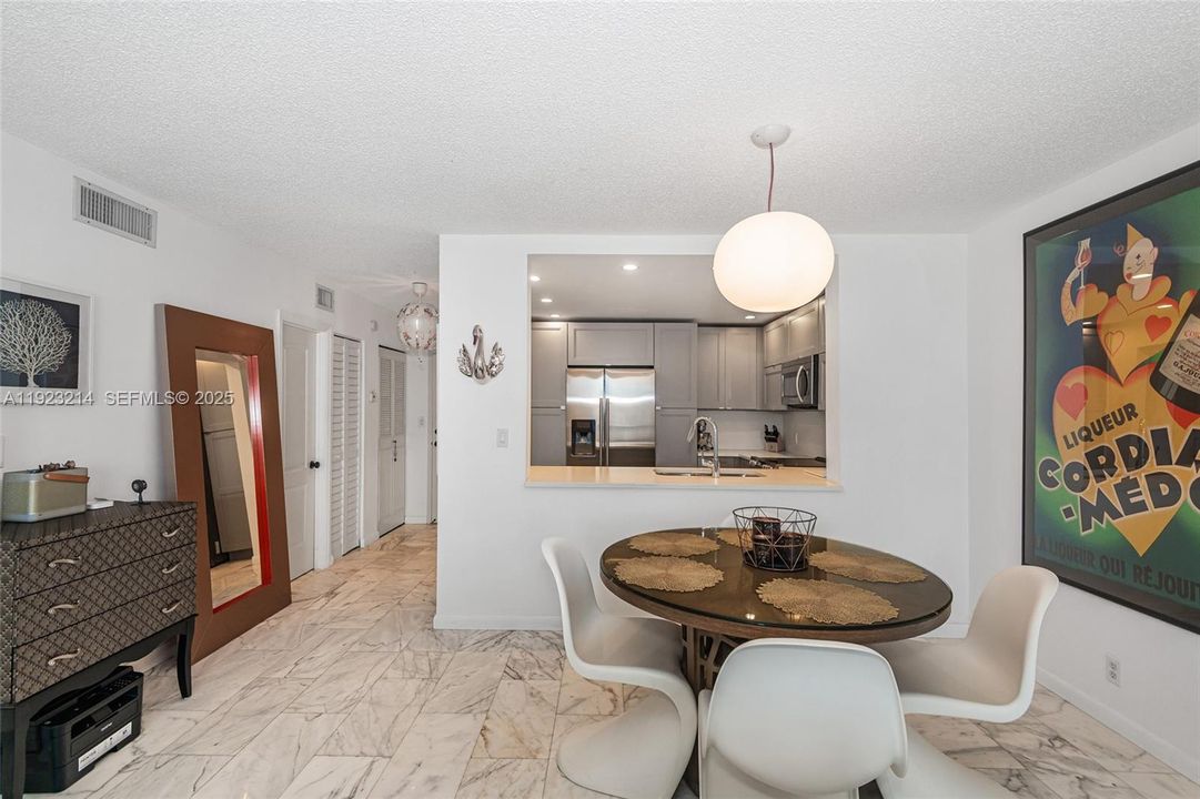 For Sale: $229,900 (1 beds, 1 baths, 847 Square Feet)