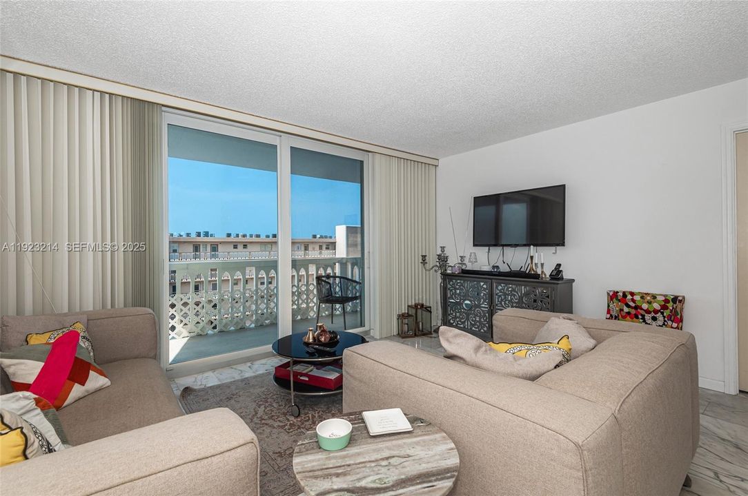 For Sale: $229,900 (1 beds, 1 baths, 847 Square Feet)