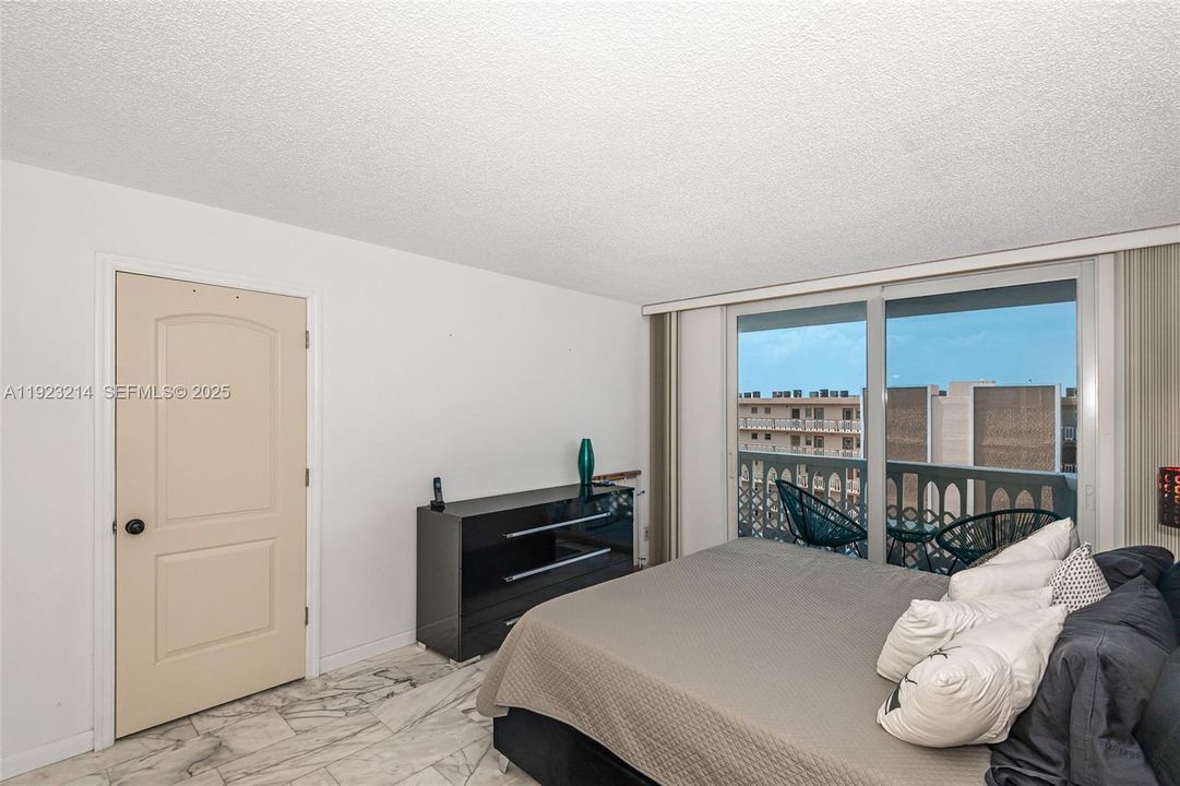 For Sale: $229,900 (1 beds, 1 baths, 847 Square Feet)