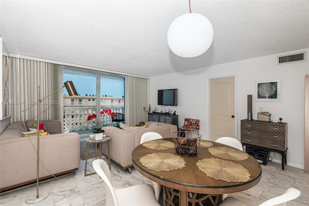 For Sale: $229,900 (1 beds, 1 baths, 847 Square Feet)