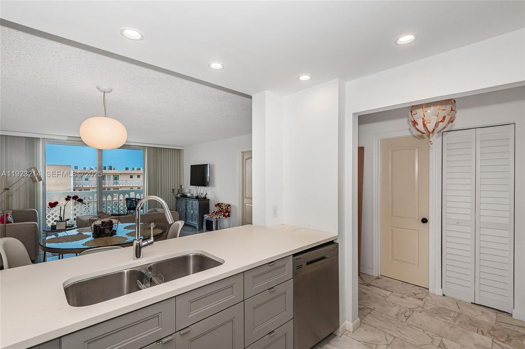 For Sale: $229,900 (1 beds, 1 baths, 847 Square Feet)