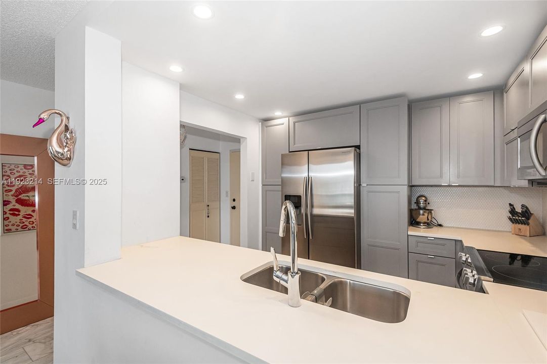 For Sale: $229,900 (1 beds, 1 baths, 847 Square Feet)