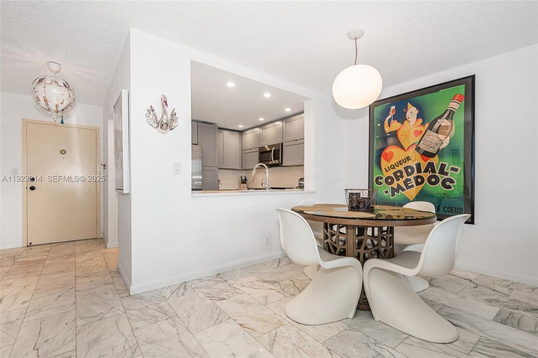 For Sale: $229,900 (1 beds, 1 baths, 847 Square Feet)