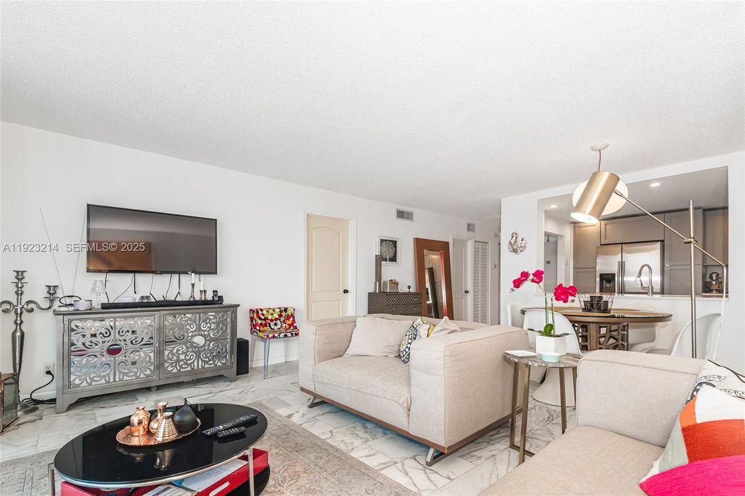 For Sale: $229,900 (1 beds, 1 baths, 847 Square Feet)