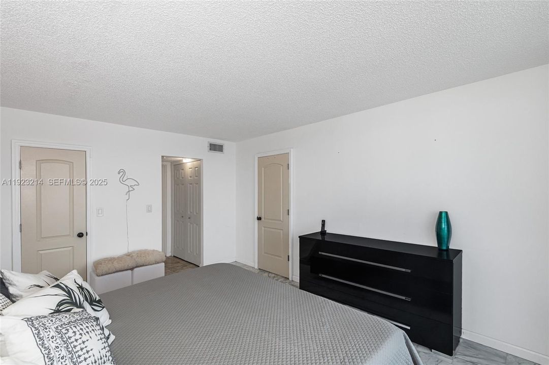For Sale: $229,900 (1 beds, 1 baths, 847 Square Feet)