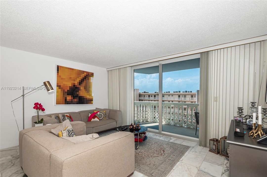 For Sale: $229,900 (1 beds, 1 baths, 847 Square Feet)