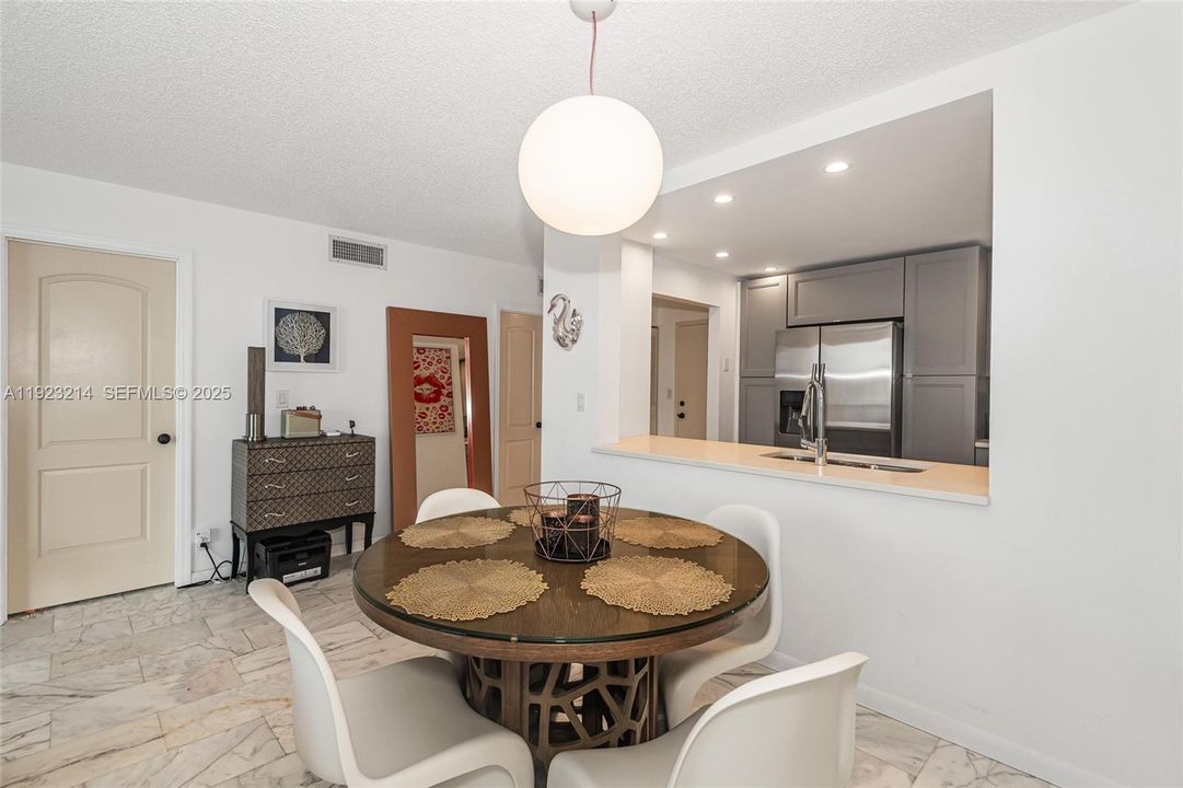 For Sale: $229,900 (1 beds, 1 baths, 847 Square Feet)