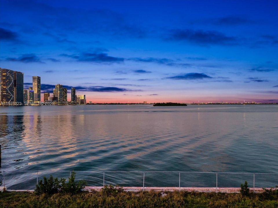 待售: $25,000,000 (0.60 acres)