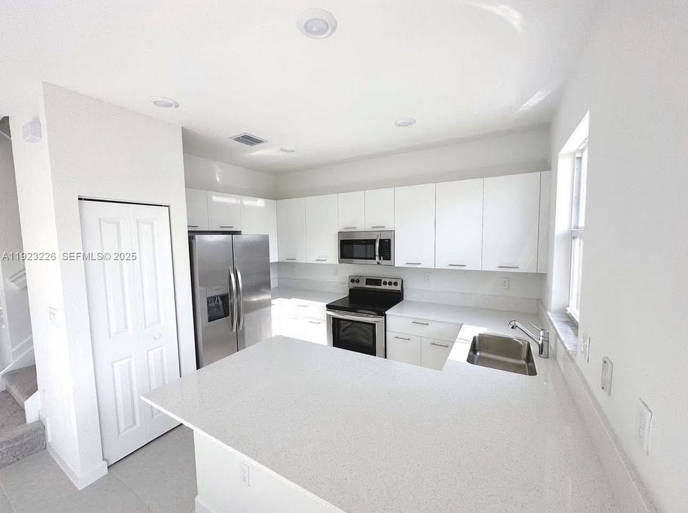 For Rent: $2,900 (3 beds, 2 baths, 1483 Square Feet)