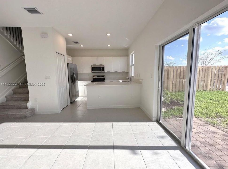 For Rent: $2,900 (3 beds, 2 baths, 1483 Square Feet)