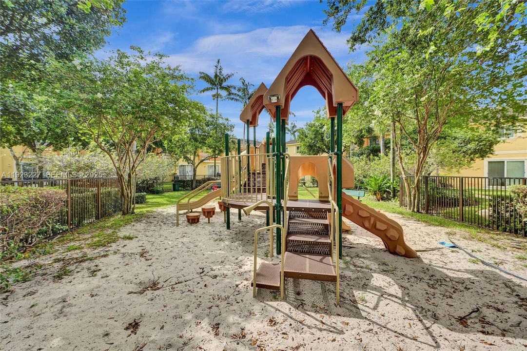 На продажу: $415,000 (3 спален, 2 ванн, 1656 Квадратных фут)