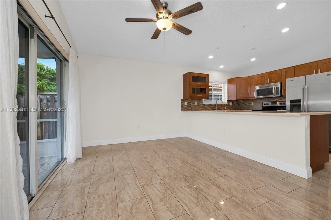 出租: $3,400 (3 贝兹, 2 浴室, 1305 平方英尺)