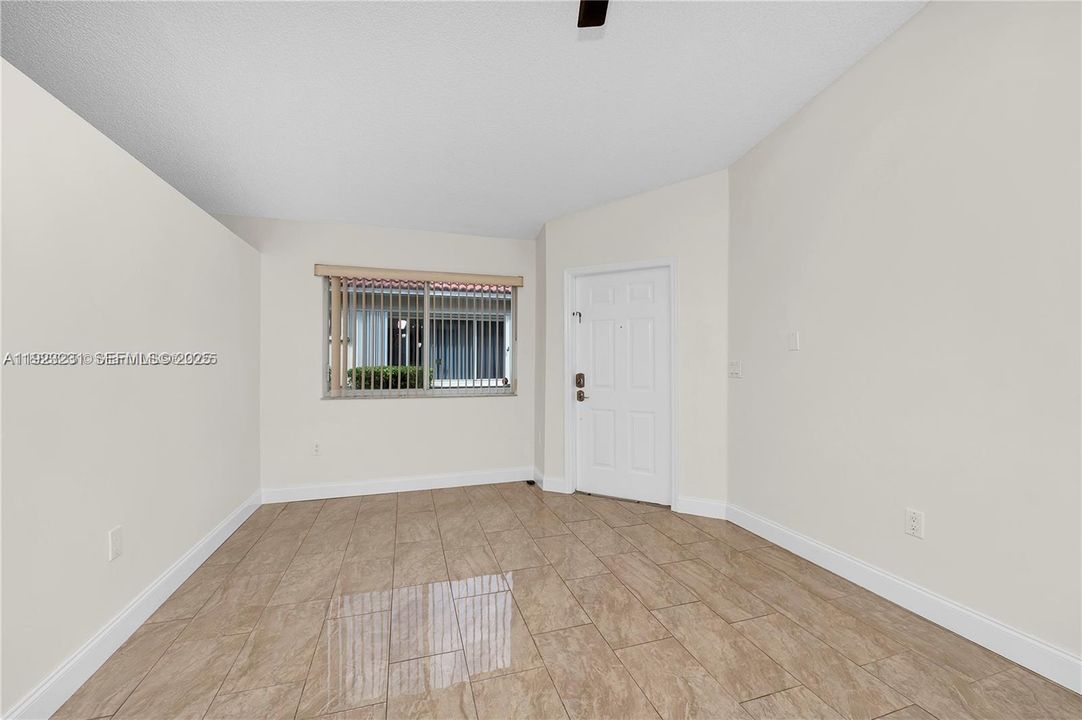 出租: $3,400 (3 贝兹, 2 浴室, 1305 平方英尺)