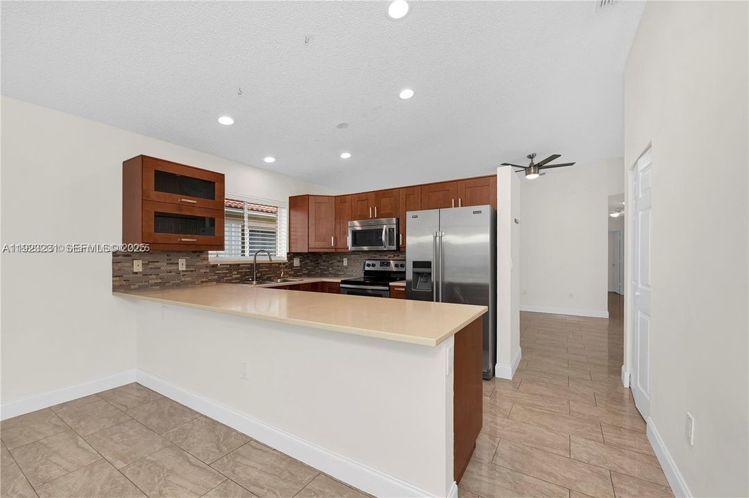 出租: $3,400 (3 贝兹, 2 浴室, 1305 平方英尺)