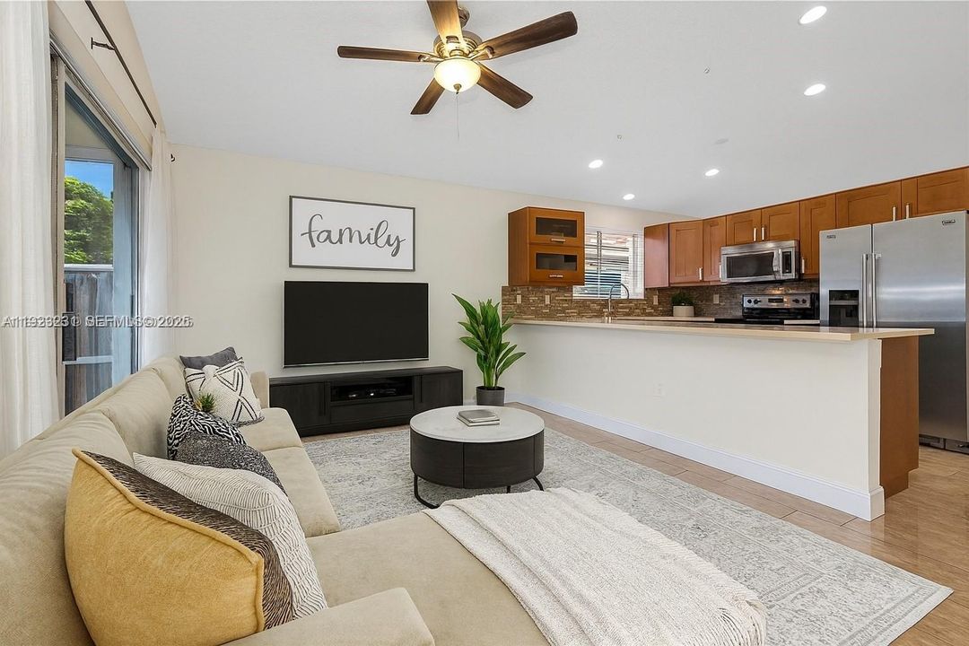 出租: $3,400 (3 贝兹, 2 浴室, 1305 平方英尺)