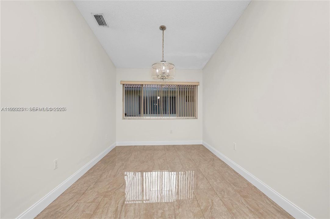 出租: $3,400 (3 贝兹, 2 浴室, 1305 平方英尺)