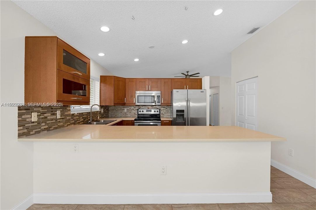 出租: $3,400 (3 贝兹, 2 浴室, 1305 平方英尺)