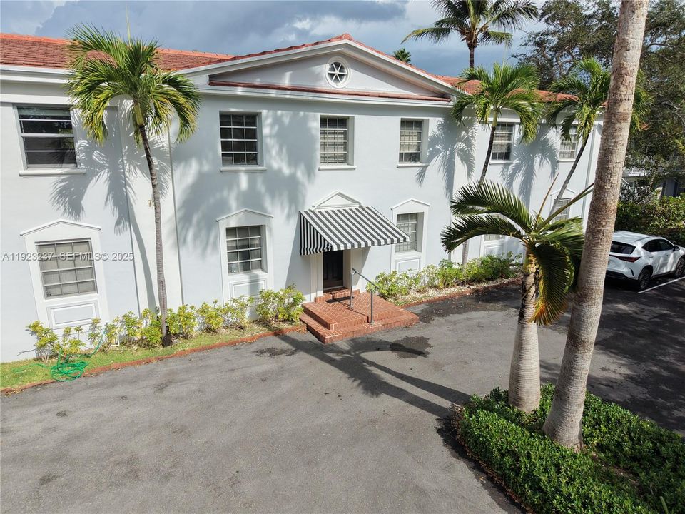 For Sale: $685,000 (2 beds, 2 baths, 1441 Square Feet)