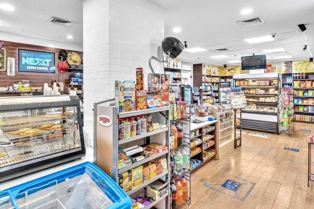 For Sale: $799,000 (2 beds, 2 baths, 1071 Square Feet)