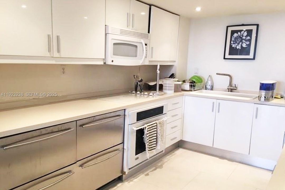 For Sale: $799,000 (2 beds, 2 baths, 1071 Square Feet)