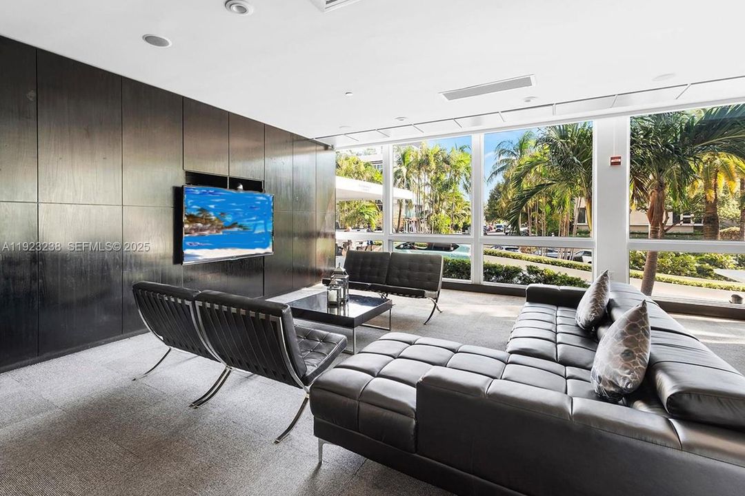 For Sale: $799,000 (2 beds, 2 baths, 1071 Square Feet)