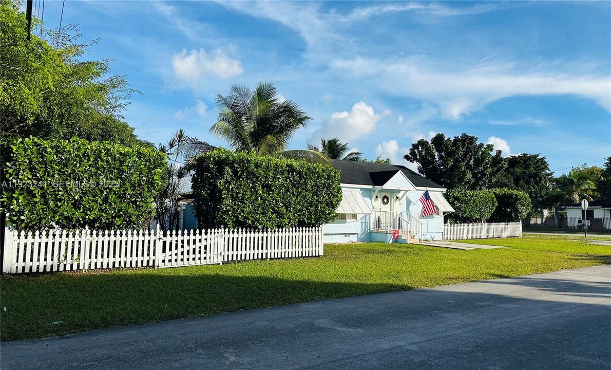 В аренду: $3,300 (2 спален, 1 ванн, 860 Квадратных фут)