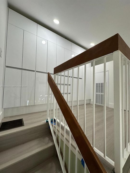 For Rent: $2,500 (2 beds, 1 baths, 823 Square Feet)