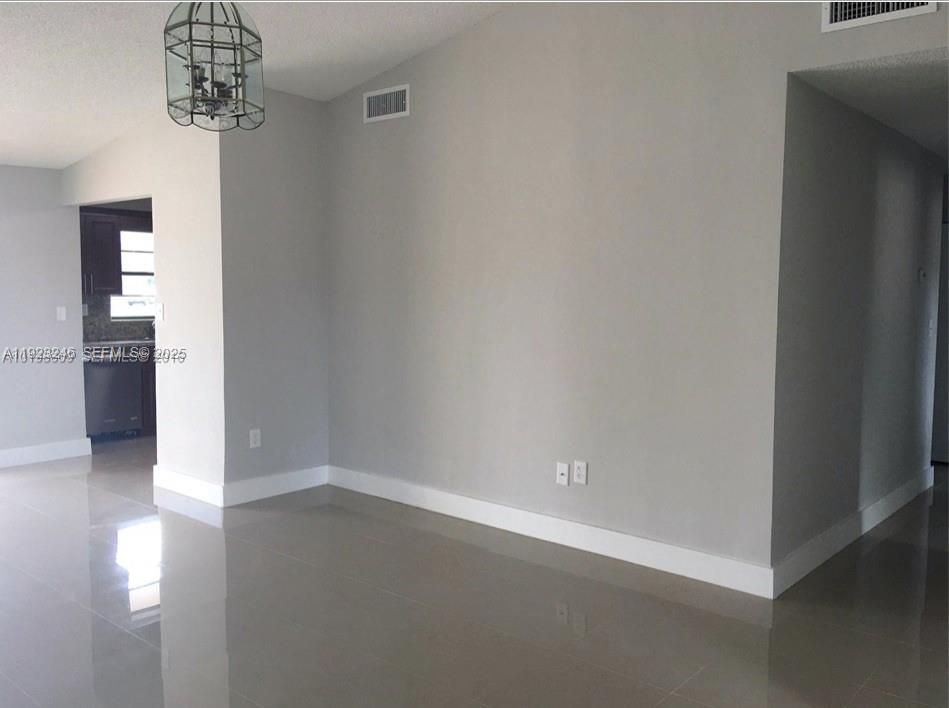 出租: $1,900 (3 贝兹, 2 浴室, 1337 平方英尺)