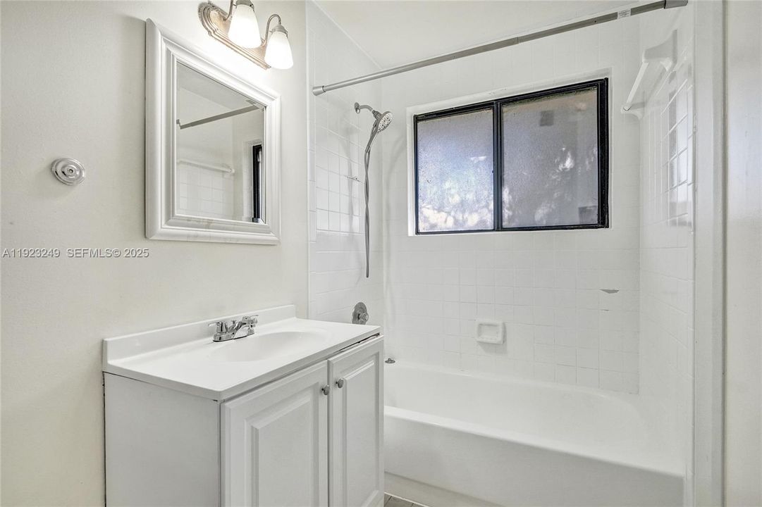 待售: $298,000 (2 贝兹, 2 浴室, 850 平方英尺)