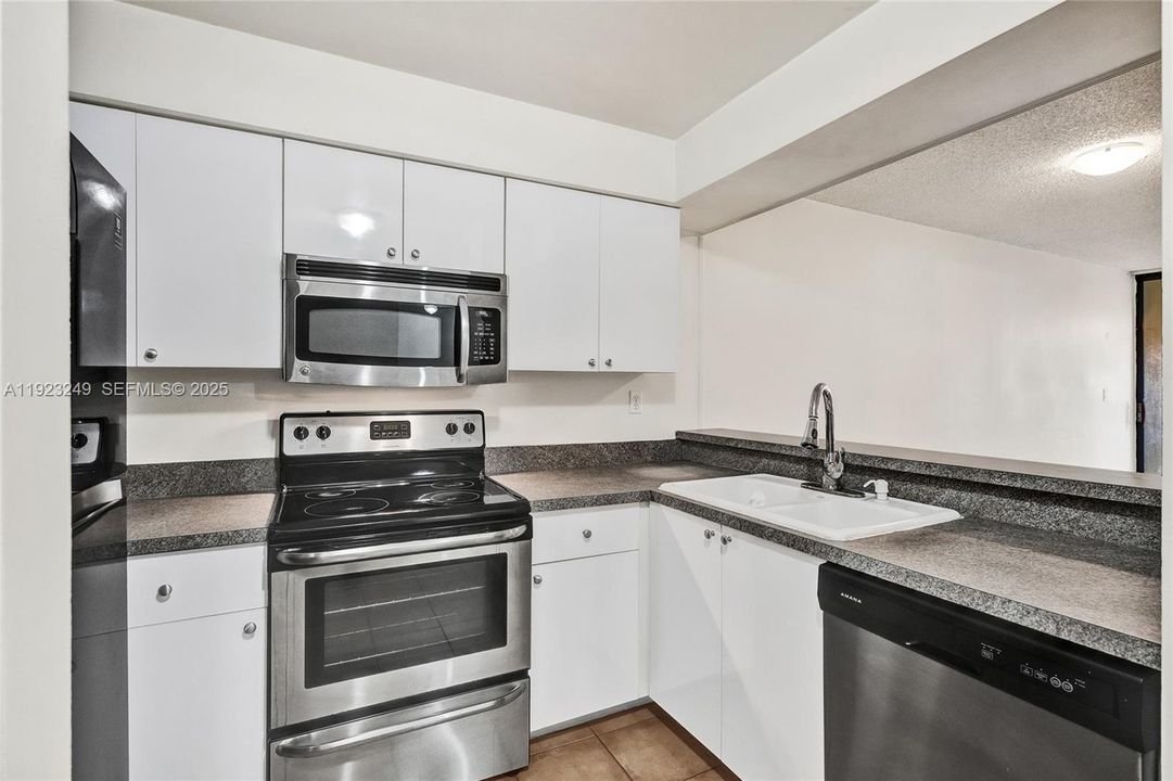 待售: $298,000 (2 贝兹, 2 浴室, 850 平方英尺)