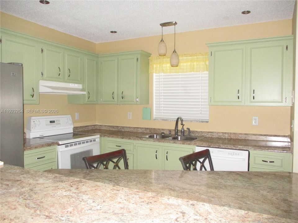 FULL SIZE KITHCEN WITH ISLAND FOR FOUR