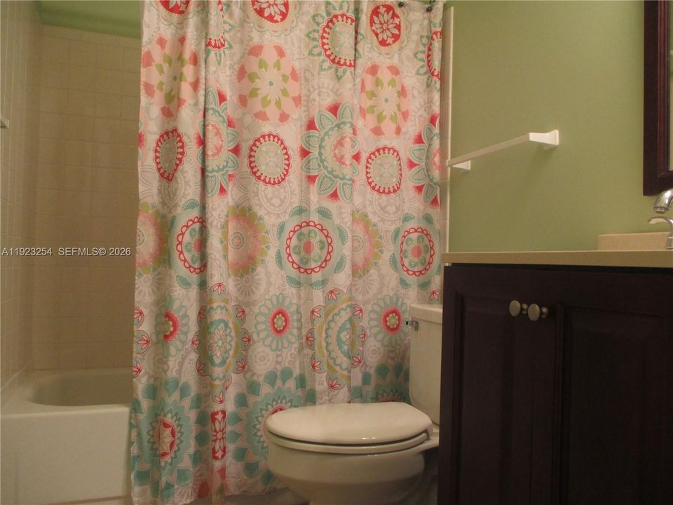 GUEST BATHROOM WITH TUB