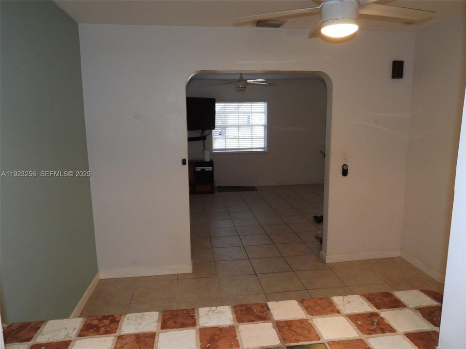 待售: $599,900 (2 贝兹, 1 浴室, 1067 平方英尺)