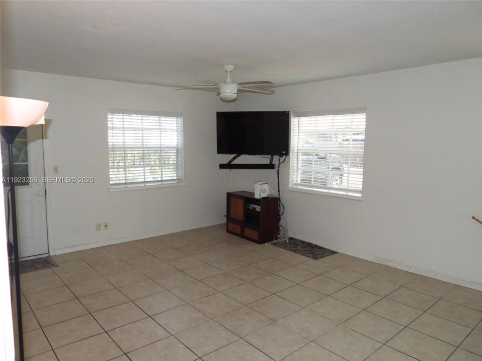 待售: $599,900 (2 贝兹, 1 浴室, 1067 平方英尺)