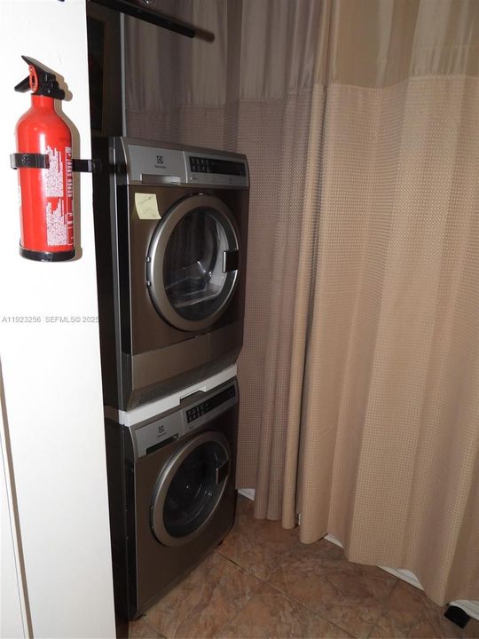 待售: $599,900 (2 贝兹, 1 浴室, 1067 平方英尺)