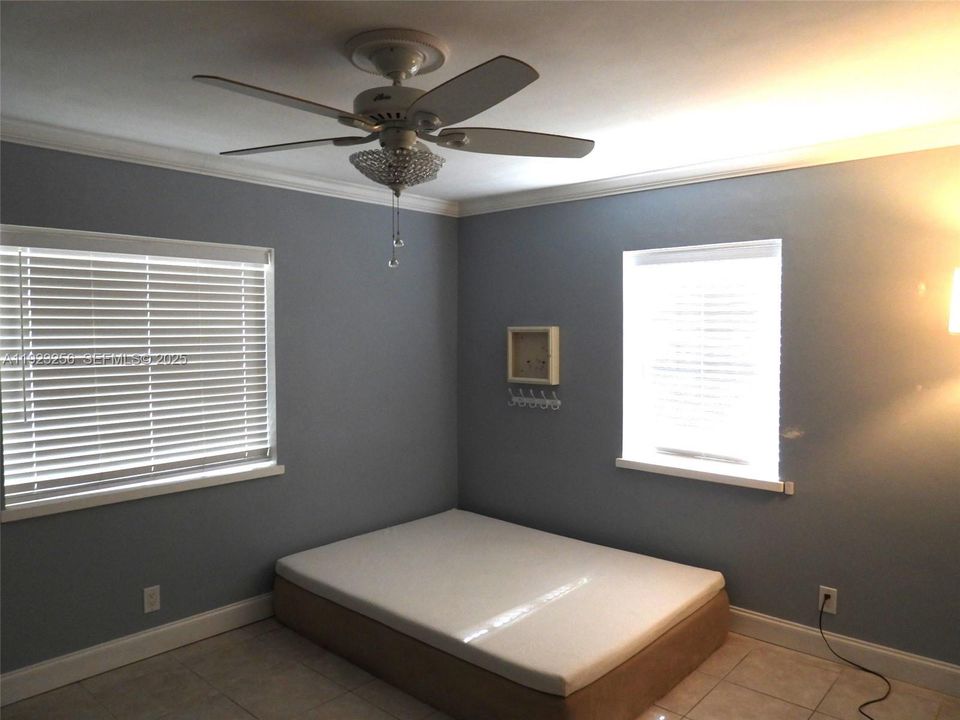 待售: $599,900 (2 贝兹, 1 浴室, 1067 平方英尺)