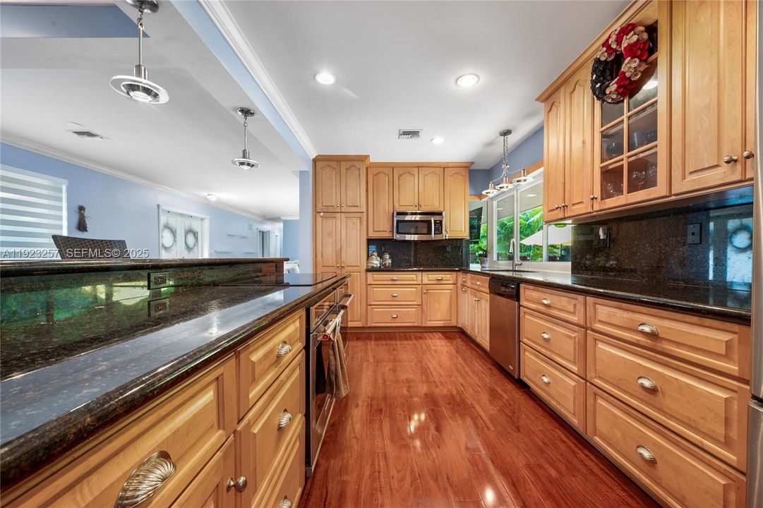 待售: $1,250,000 (3 贝兹, 2 浴室, 1902 平方英尺)