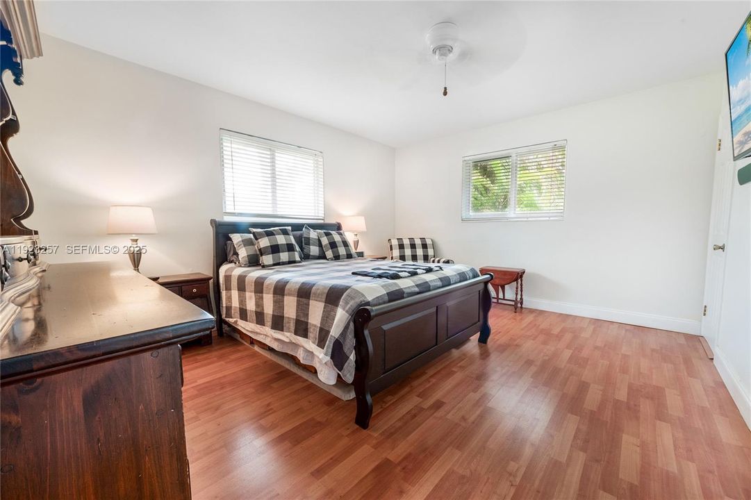 待售: $1,250,000 (3 贝兹, 2 浴室, 1902 平方英尺)