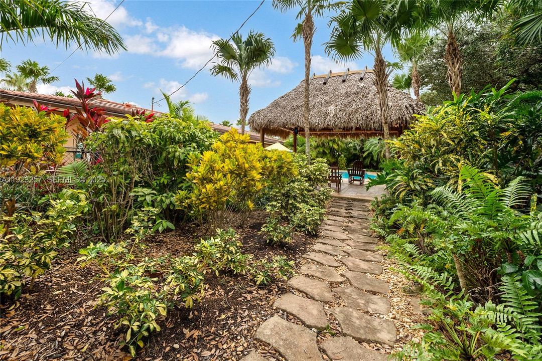 待售: $1,250,000 (3 贝兹, 2 浴室, 1902 平方英尺)